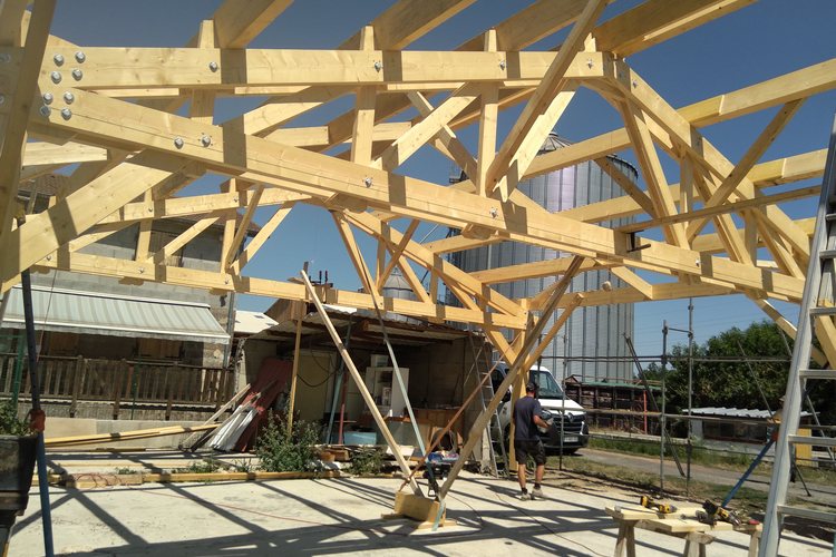 Fabrication d'une charpente triangulée sur poteau pour un bâtiment agricole - Photo 2 2 - Levage des fermes