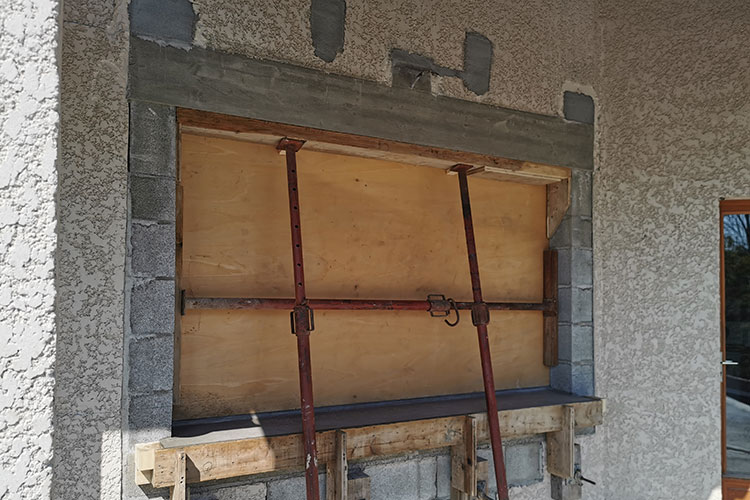 Agrandissement d'une habitation - Photo 15 16- Ouverture en sous oeuvre pour la création d'une fenêtre