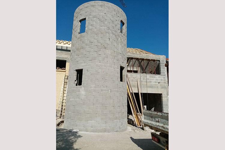 Tour maçonnée avec cage d'escaliers et ascenseur - Photo 9 8- Maçonnerie terminée, en attente de la pose de la charpente et de la finition de la façade