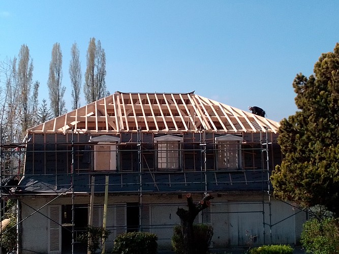Rénovation de toiture d'un pavillon mansardé en ardoise - Photo 3 3 - Mise en place des fermes et chevrons pour accueillir la sous couverture et les tuiles
