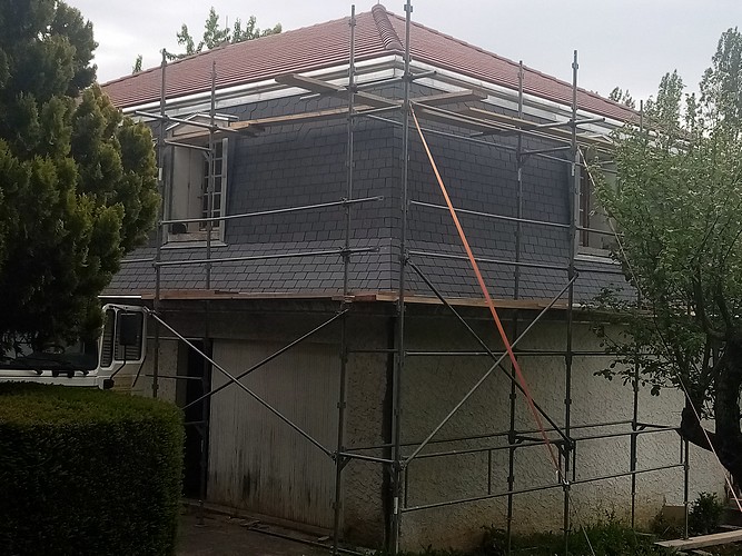 Rénovation de toiture d'un pavillon mansardé en ardoise - Photo 8 8-Pose d'une corniche entre le brisis et le terrasson de la toiture 2
