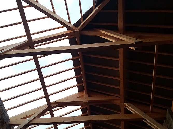 Rénovation de toiture d'une maison en pisé - Photo 2 2 - Mise en place des pièces de bois